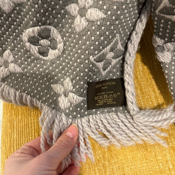 Louis Vuitton wool scarf 100% authentic - Picture 5 of 9